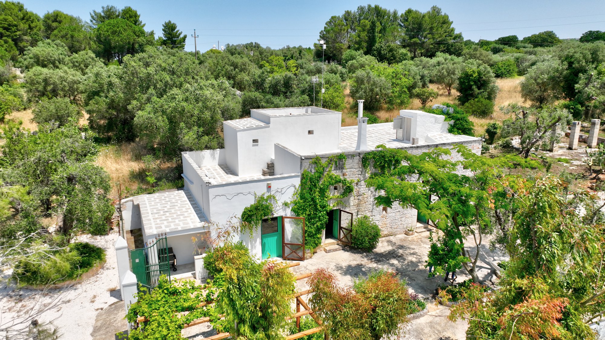 Vista aerea della Masseria Bel Cortile tra gli ulivi a Ostuni, Valle d'Itria
