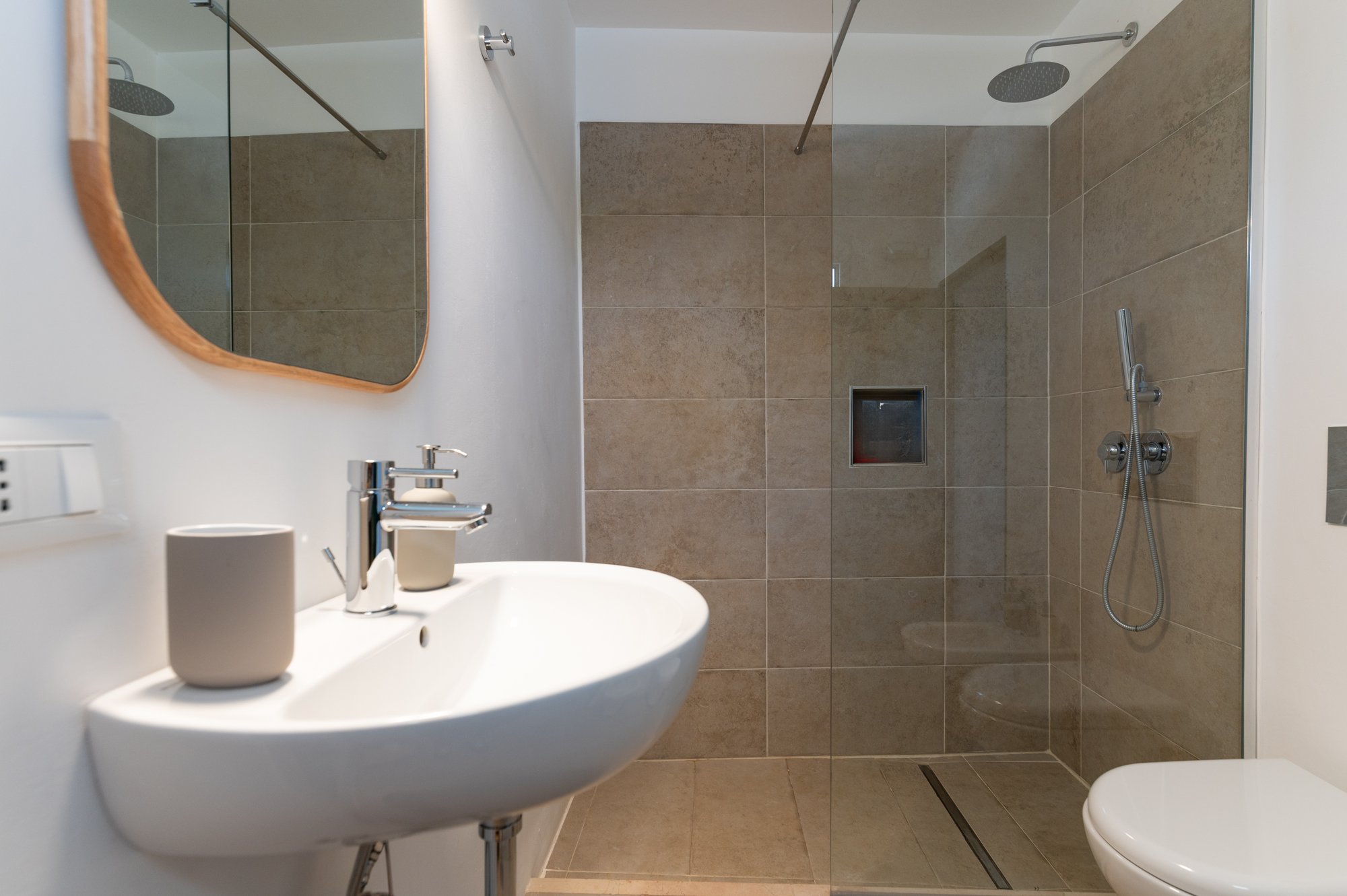 Bagno moderno con doccia walk-in della Masseria Bel Cortile