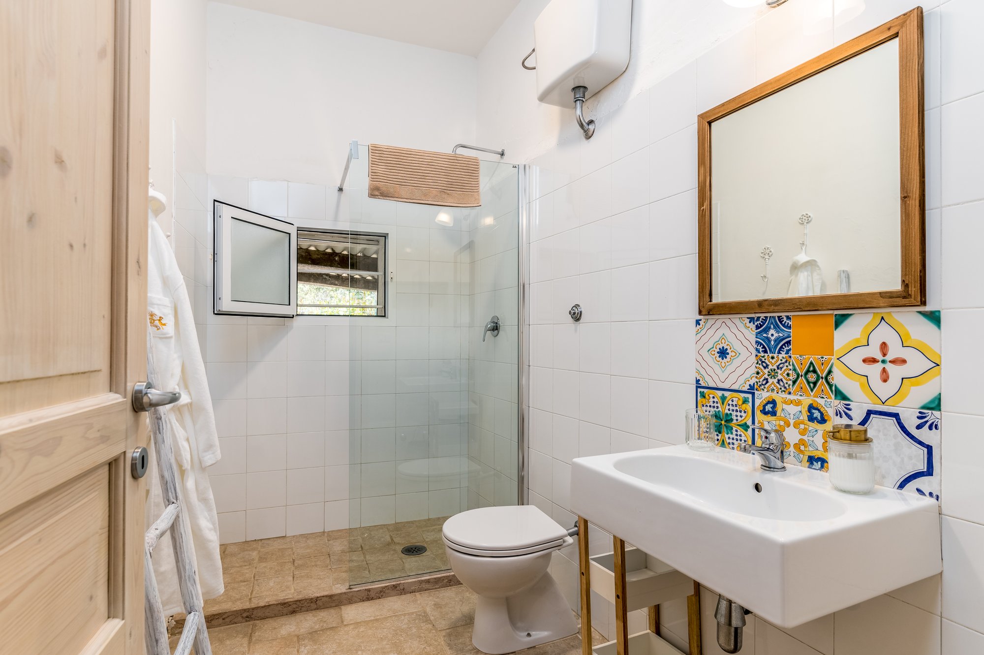 Bagno con piastrelle mediterranee colorate