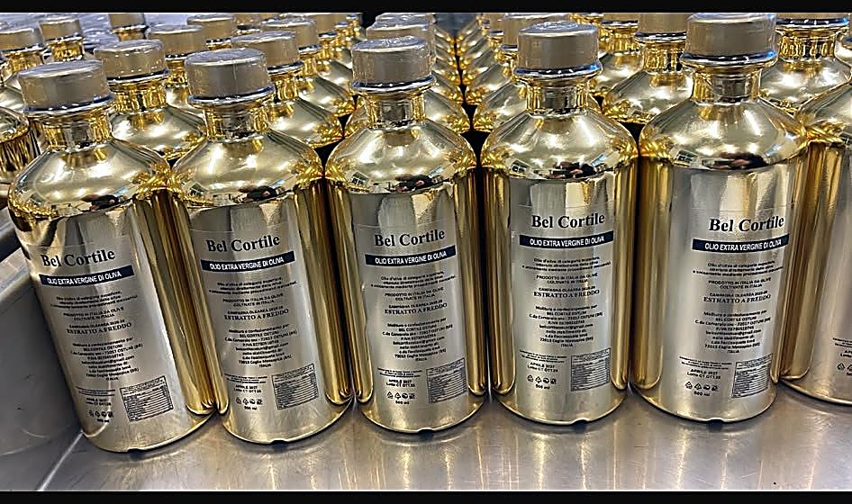 Bottiglie dell'olio Bel Cortile pronte per la spedizione