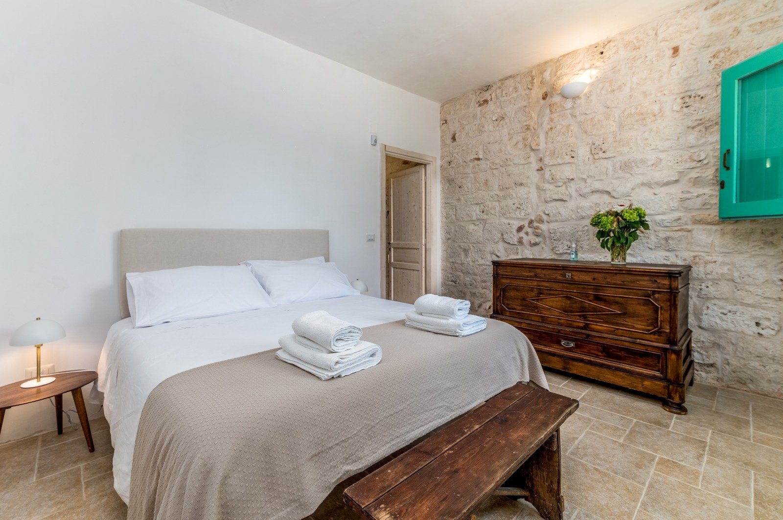 Camera da letto con dettagli verdi della Masseria Bel Cortile