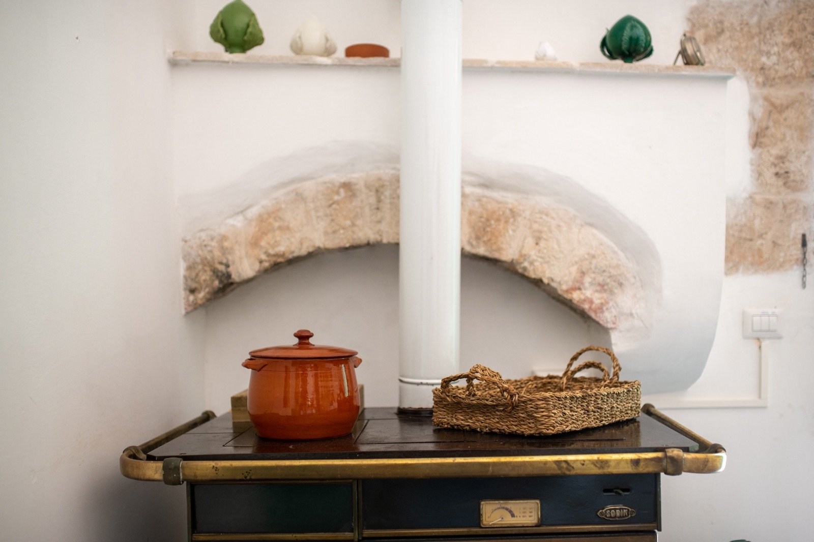 Cucina con nicchia in pietra e ceramiche pugliesi alla masseria
