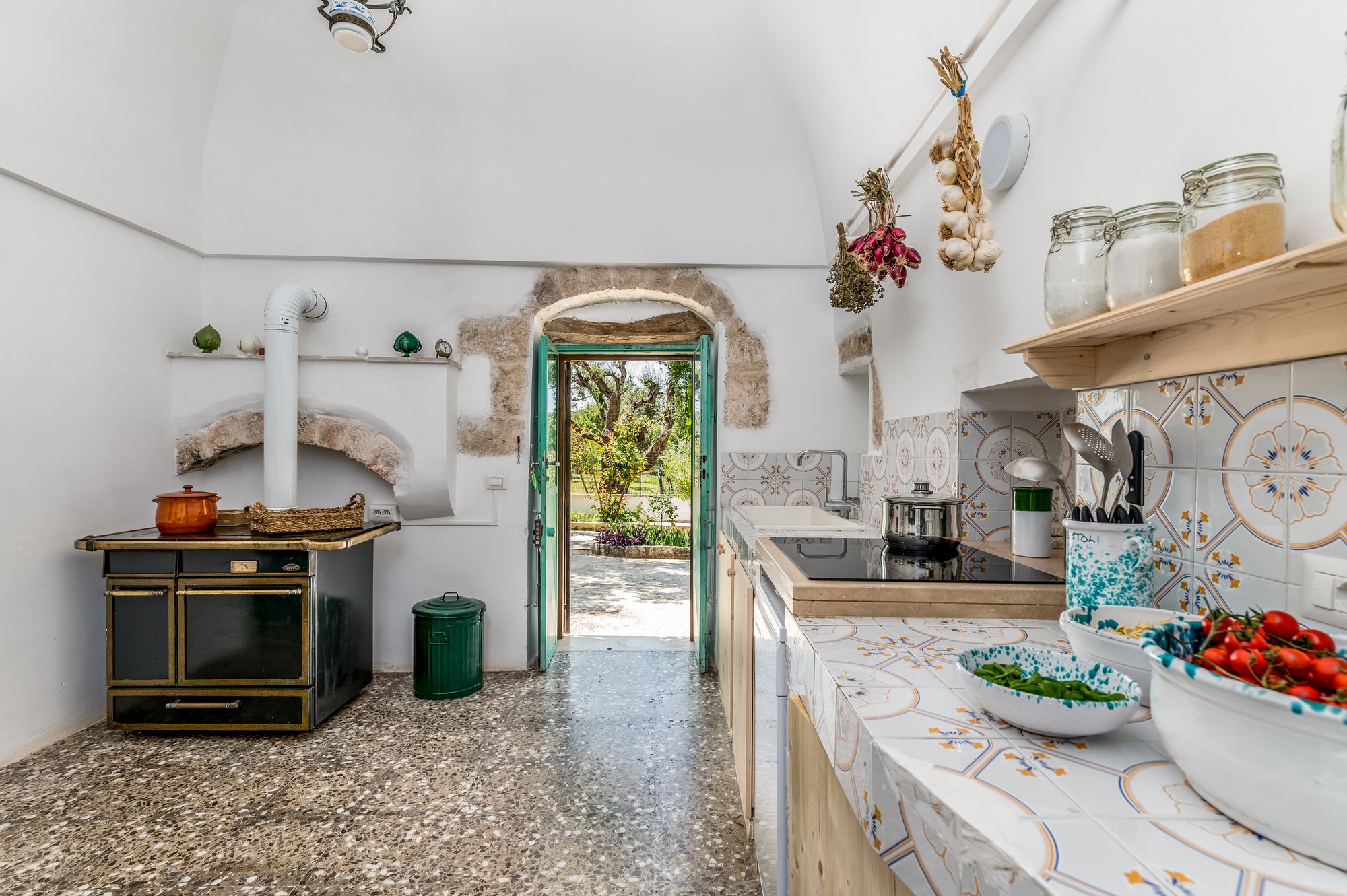 Cucina rustica con volte in pietra