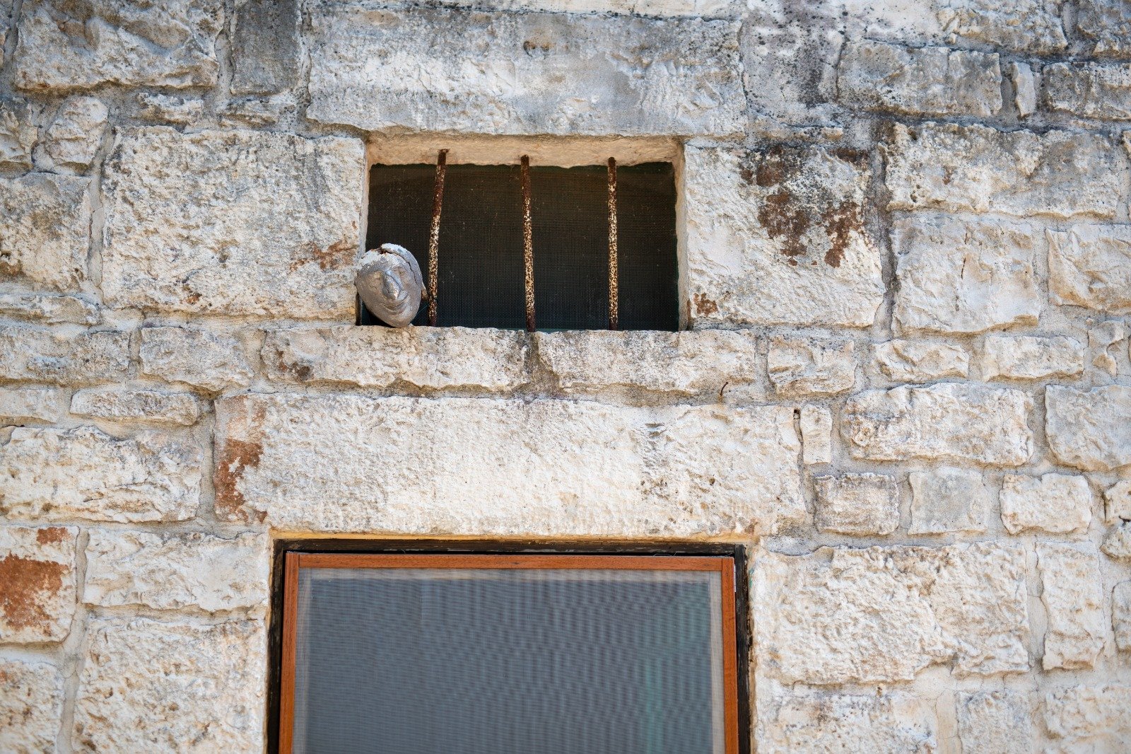 Dettaglio in pietra della facciata della masseria a Ostuni