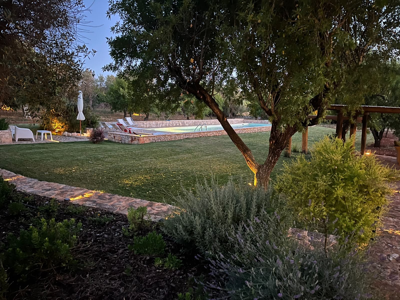 Giardino fiorito con lavanda e piscina alla Masseria Bel Cortile
