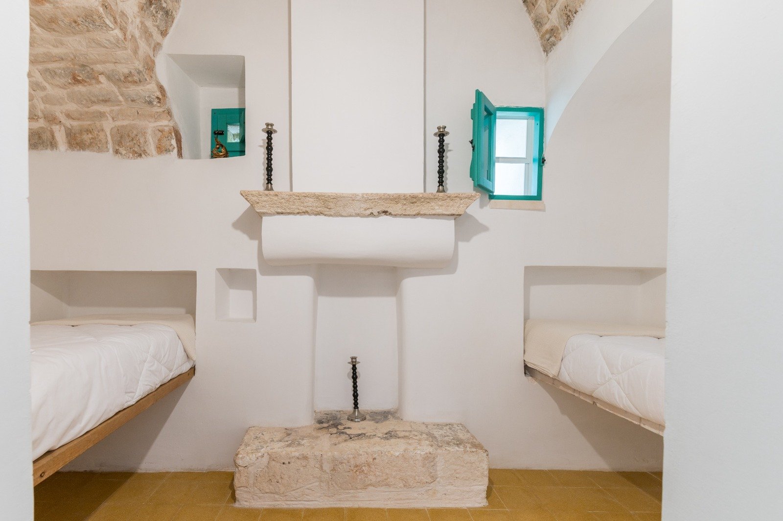 Interno con nicchia in pietra e volte bianche della masseria