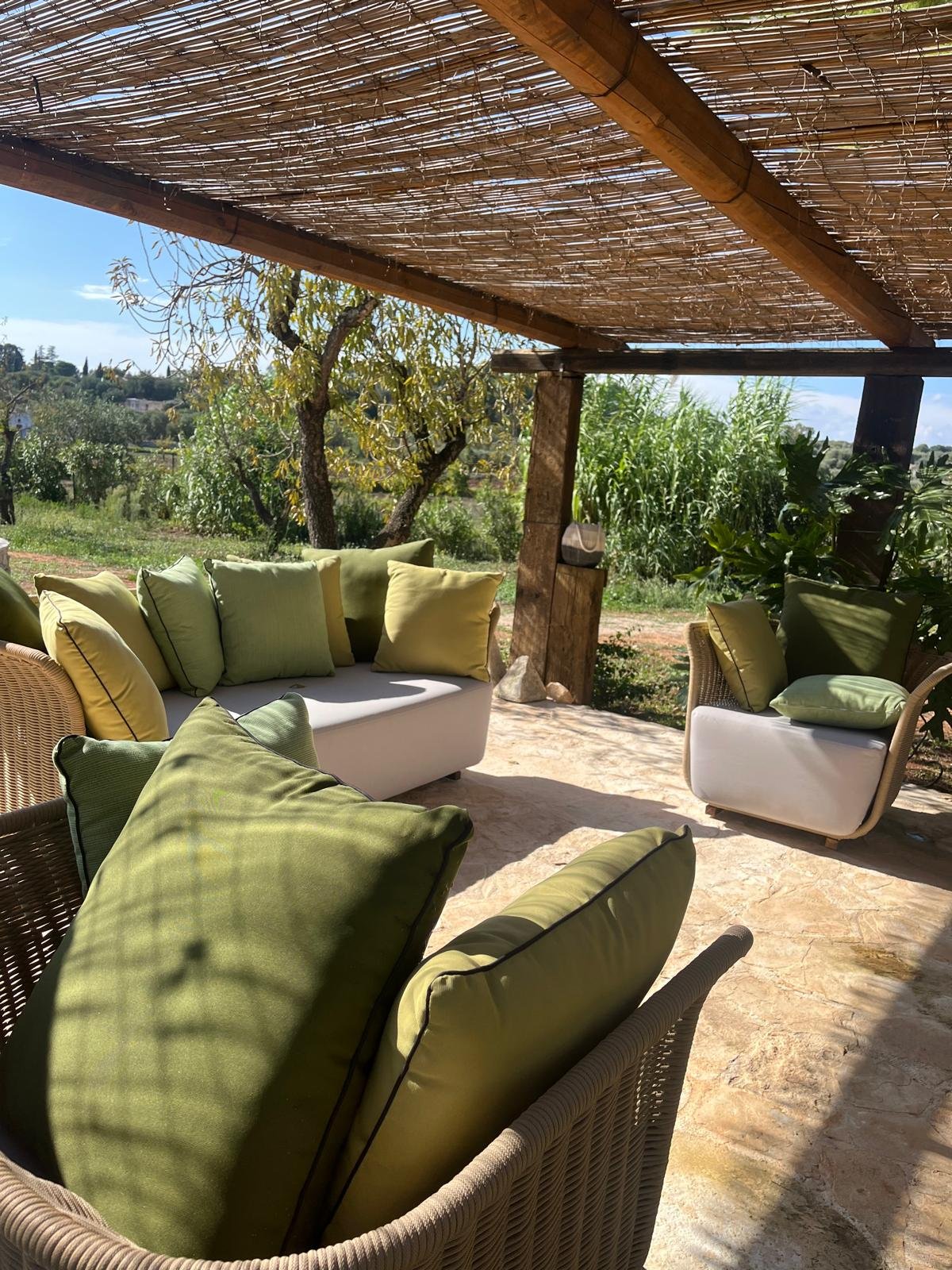 Salotto all'aperto sotto il pergolato della Masseria Bel Cortile