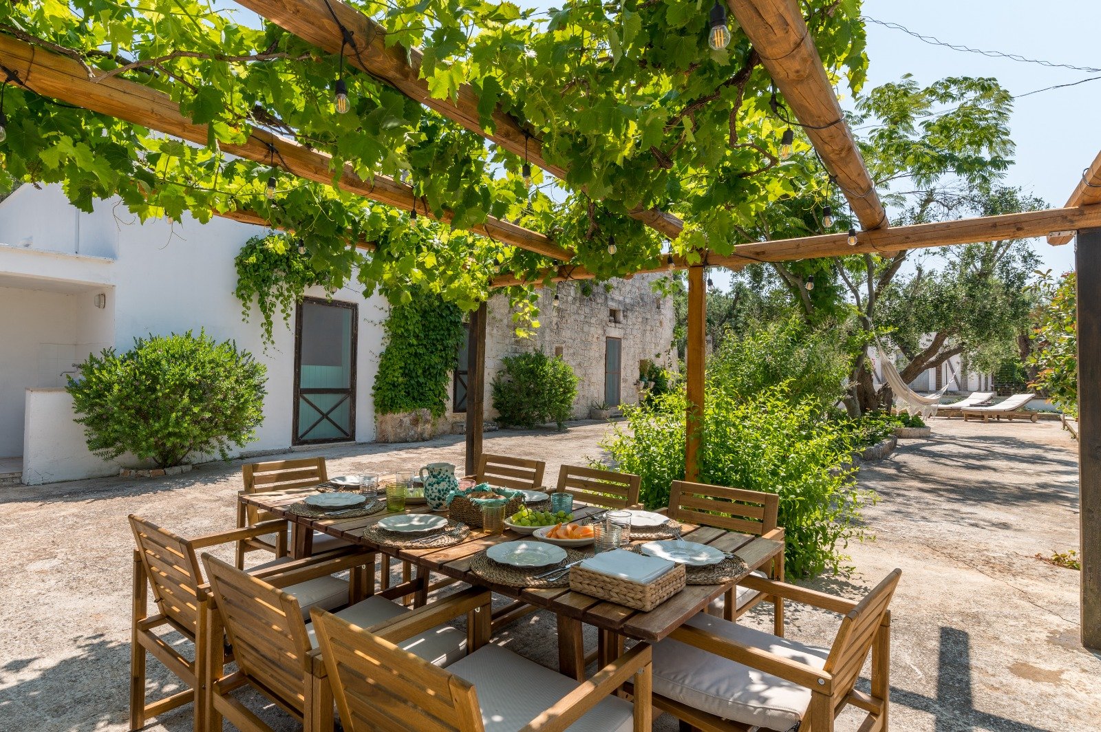 Pergolato con tavola apparecchiata alla Masseria Bel Cortile