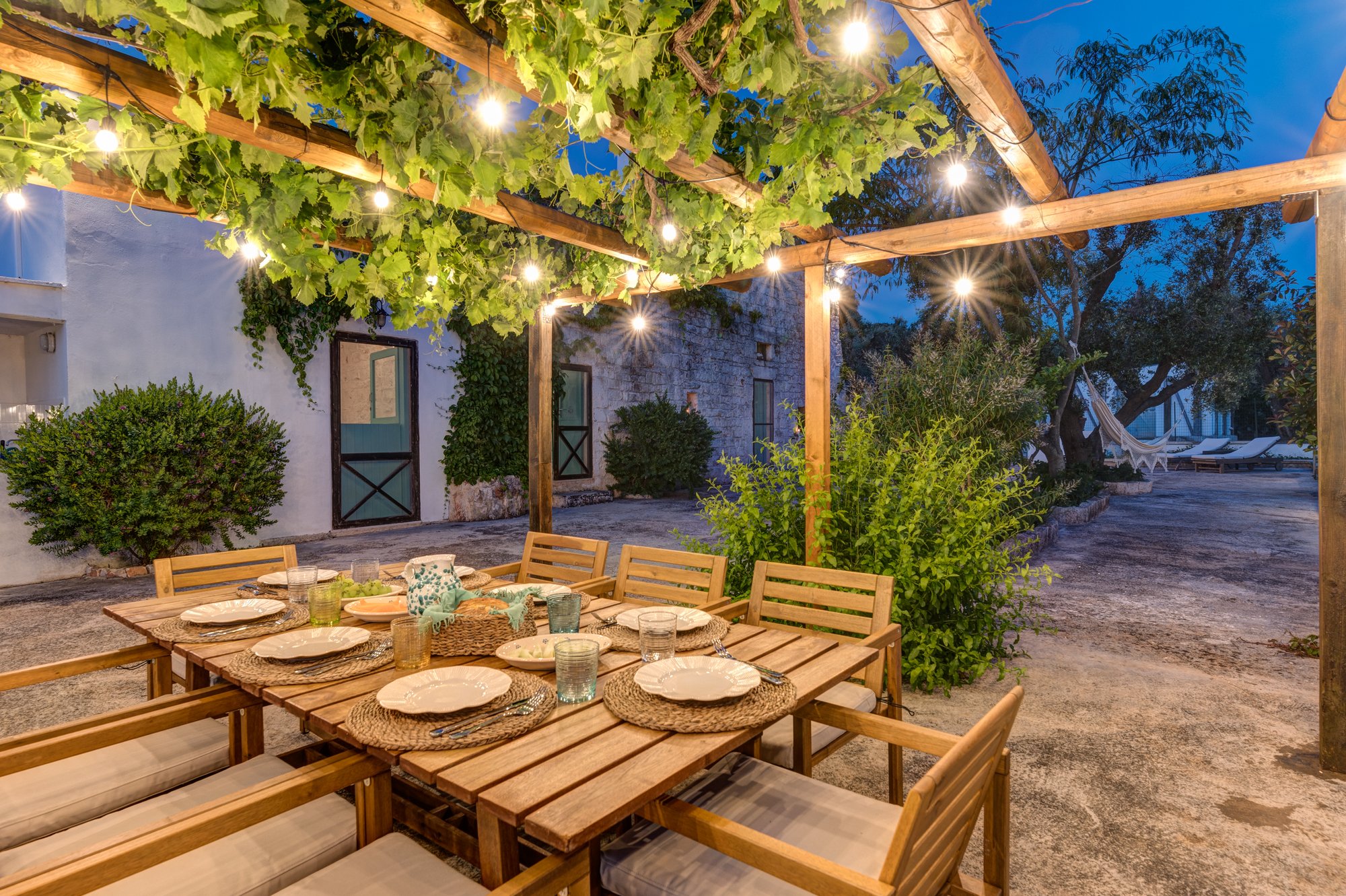Pergola apparecchiata all'ora blu