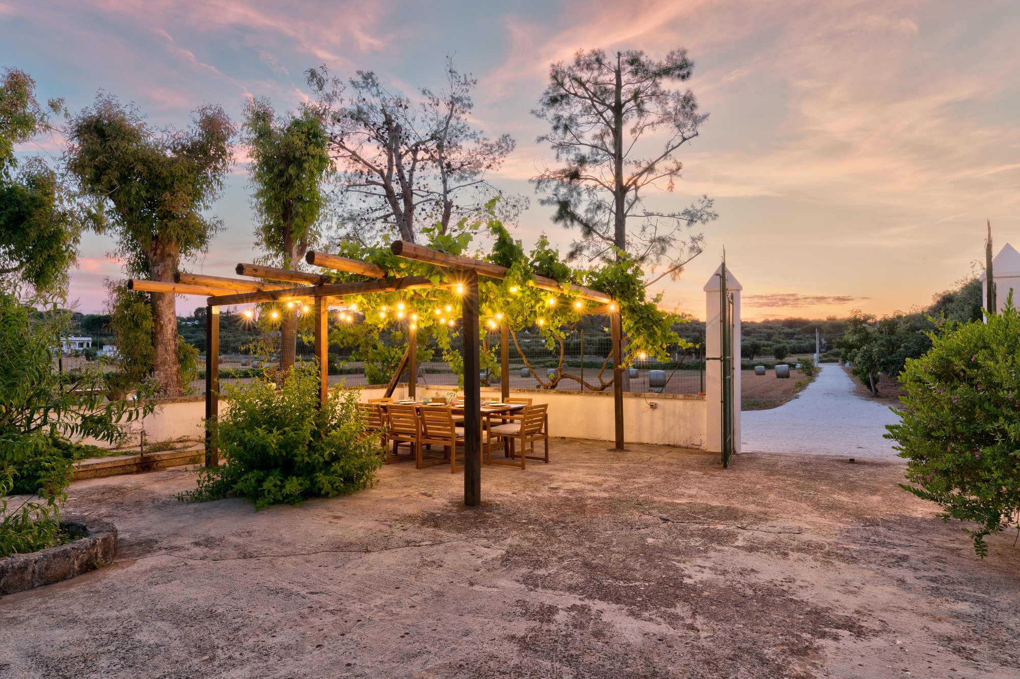 Pergola con tavola apparecchiata al tramonto