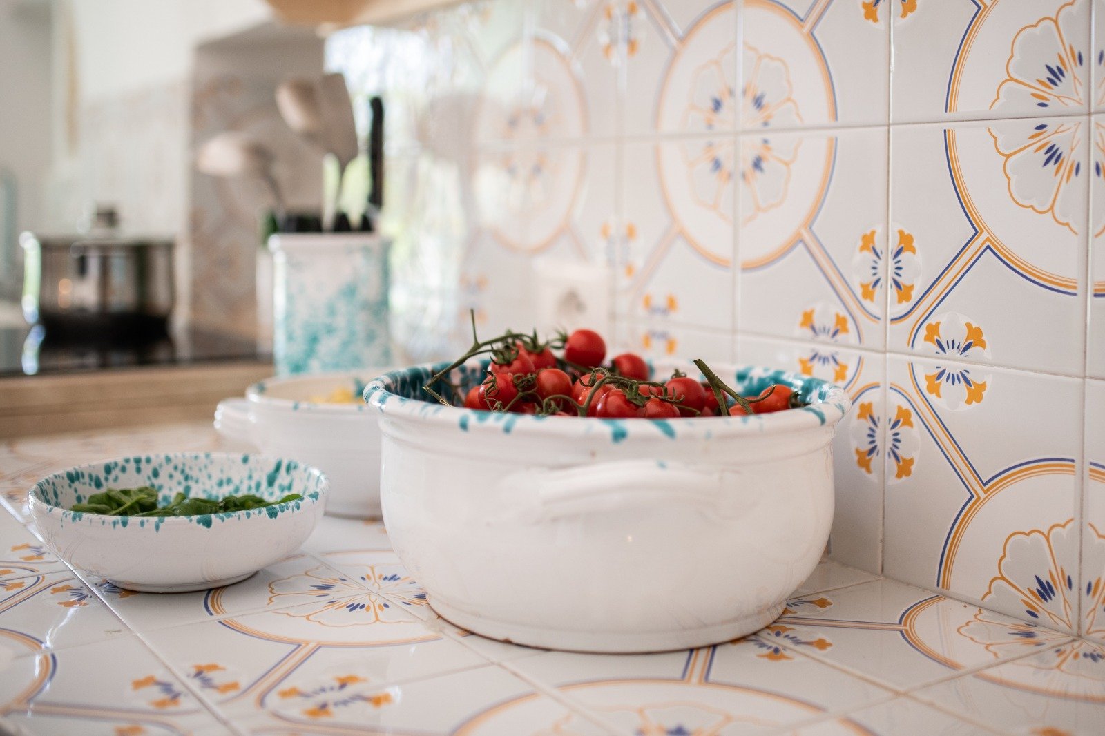 Tavola apparecchiata con prodotti freschi alla Masseria Bel Cortile