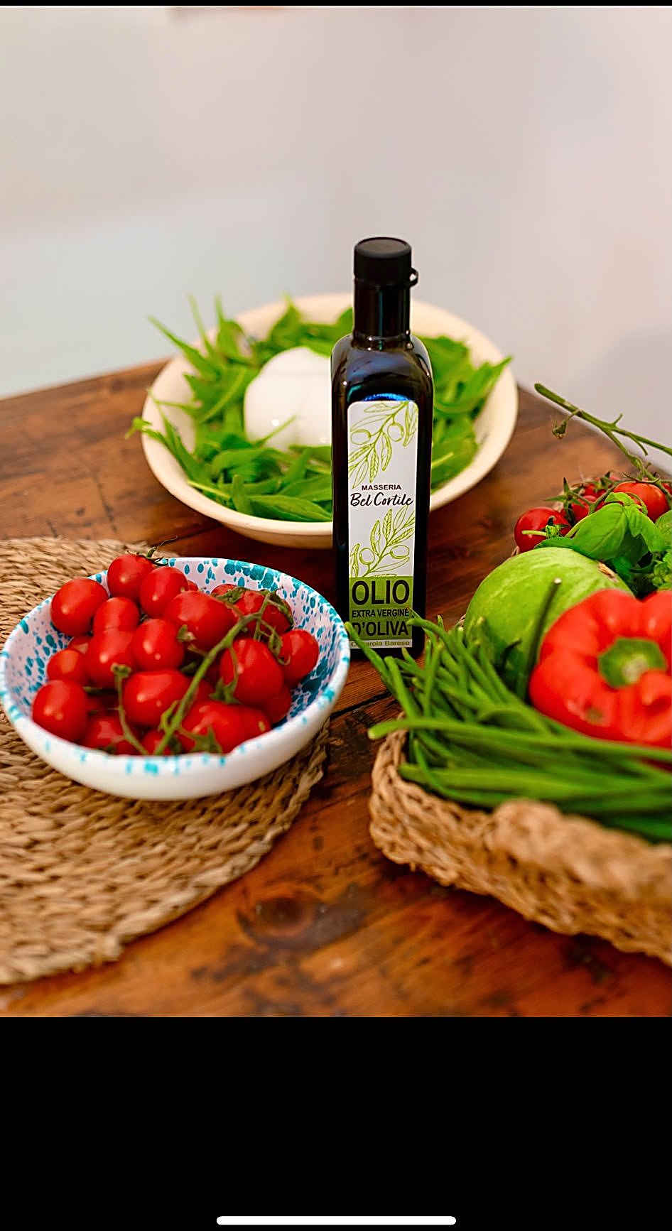 L'olio Bel Cortile a tavola con prodotti freschi
